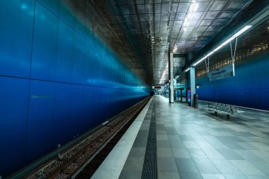 Almanya, Hamburg 'da yaz mevsiminde yakalanan bir metro istasyonunun gösterişli ve çağdaş tasarımını araştırın..
