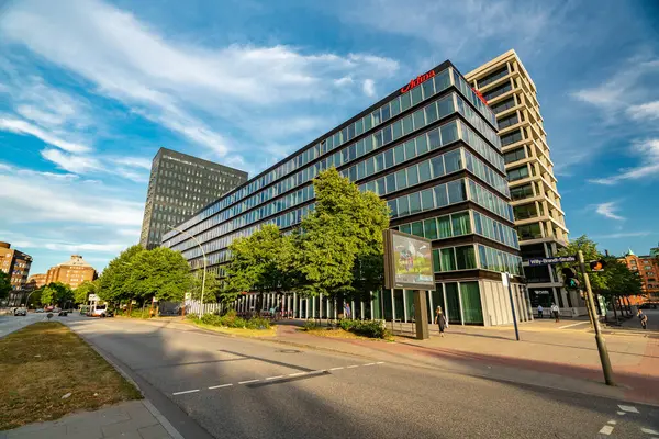 Yaz boyunca Hamburg 'daki modern binaların ve yemyeşil çimlerin çarpıcı manzarası, şehir güzelliğini ve tasarımını gözler önüne seriyor..