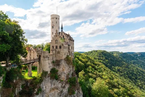 Lichtenstein Kalesi 'nin nefes kesici yaz manzarası görkemli mimarisini yemyeşil tepelere karşı sergiliyor..