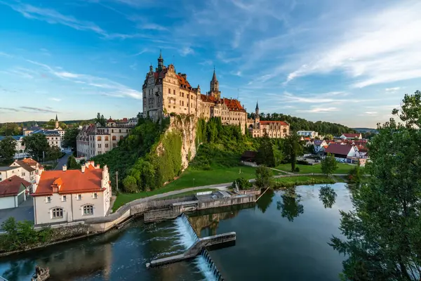 Büyüleyici Schloss Sigmaringen 'i keşfedin, Almanya' da güzel bir kale, mavi gökyüzü ve canlı yeşilliklere karşı kurulmuş.