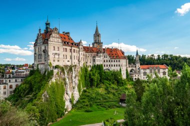 Bu çarpıcı yaz fotoğrafında Schloss Sigmaringen 'in ihtişamını deneyimlemek mimari güzelliğini ve bereketli çevresini gözler önüne seriyor..