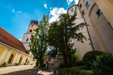 Schloss Sigmaringen 'in büyüleyici güzelliğini bir yaz gününde, yemyeşil ve çarpıcı mimari detaylarıyla keşfedin..