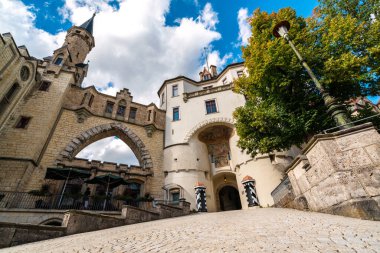 Schloss Sigmaringen 'in büyüleyici yaz sahnesi çarpıcı mimarisini ve zengin tarihini gözler önüne seriyor..