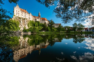 Schloss Sigmaringen 'in serin sulara yansıyan ve yaz boyunca yemyeşil sularla çevrili çarpıcı mimarisini keşfedin..
