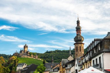 Cochem Kalesi 'nin güzelliğini keşfedin çarpıcı yaz manzaraları ve büyüleyici mimari bu resimli Alman kasabasında.