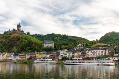 Moselle Nehri 'ne bakan Cochem Kalesi' nin manzaralı bir yaz sahnesi. Etrafı büyüleyici evler ve verimli tepelerle çevrili..