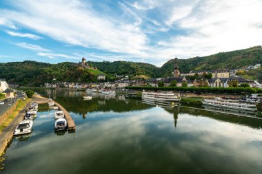 Moselle Nehri kenarındaki Cochem Kalesi 'nin büyüleyici yaz manzarasını keşfedin. Alman cazibesinin ve tarihinin özünü yakalayın..