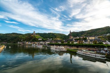 Cochem Kalesi 'nin güneşli bir yaz gününde Moselle Nehri' ne yansıması nefes kesici..