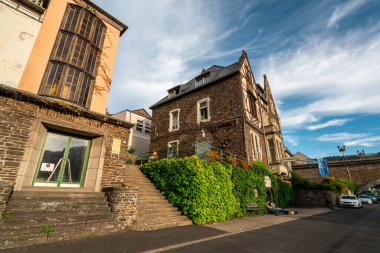 Cochem, Almanya yakınlarındaki büyüleyici binaların manzaralı güzelliklerini keşfedin, canlı yaz ışığında yakalandılar..