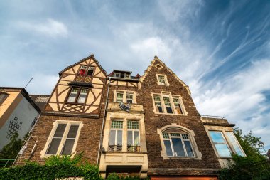 Cochem Kalesi 'nin geleneksel evlerinin eşsiz mimarisini keşfedin. Yaz ışığında tarihi güzellikleri sergileyin..