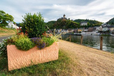 Moselle Nehri 'nin kenarındaki Cochem Kalesi' nin güzel manzarası..