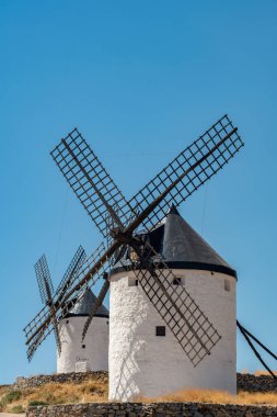 Güzel bir yaz gününde Don Kişot 'un mirasının sembolü olan İspanya' daki çarpıcı Consuegra yel değirmenlerini keşfedin..