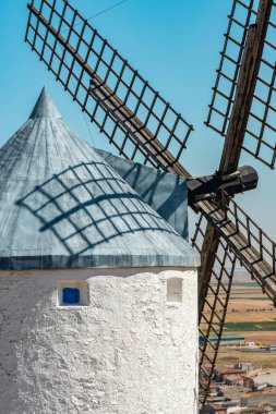 İspanya 'da yazın özünü Consuegra yel değirmenleriyle yaklaş, Don Kişot' un maceralarını selamla..