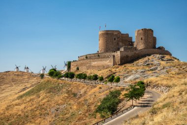 İspanyol mirasının sembolü ve Don Kişot için ilham kaynağı olan nefes kesici Consuegra rüzgar değirmenlerini keşfedin..