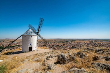 İspanya 'daki Consuegra yel değirmenlerinin göz kamaştırıcı manzarası Don Kişot' un maceralarını anımsatıyor. Mükemmel bir yaz manzarası.