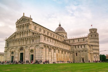 Pisas Katedrali ve Eğik Kule 'nin nefes kesici mimarisini keşfedin, İtalyan tarihi cazibesinin özünü yakalayın..