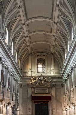 Sicilya 'daki tarihi bir kilisenin nefes kesen tavanını ve dekorasyonlarını keşfedin, zengin kültürel mirasını sergileyin..