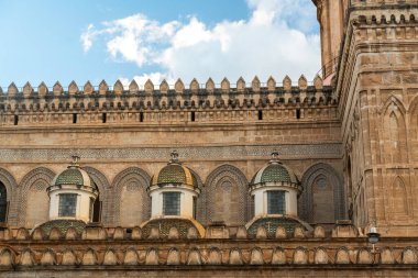 Sicilya 'daki Palatine Şapeli' nin çarpıcı mimari detaylarını araştırın. Benzersiz kubbelerini ve karmaşık tasarımlarını sergileyin..