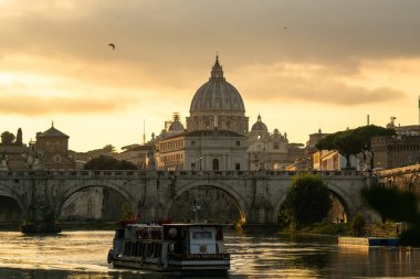 Gün batımında Roma 'nın tarihi siluetinin nefes kesici manzarası. St. Peters Bazilikası ve Tiber Nehri' nde bir tekne..