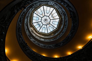 Vatikan şehrinin çarpıcı tavan penceresini gösteren sarmal merdivenin büyüleyici görüntüsü. Mimari ve seyahat temaları için mükemmel.