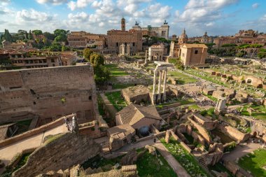 Roma, İtalya 'daki görkemli sütunların ve yemyeşil yeşilliklerin yer aldığı antik Roma harabelerinin nefes kesici manzarasını keşfedin..