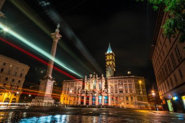 Roma 'nın tarihi mimarisinin büyüleyici görüntüsü gece aydınlanıyor ve canlı şehir yaşamını gözler önüne seriyor..