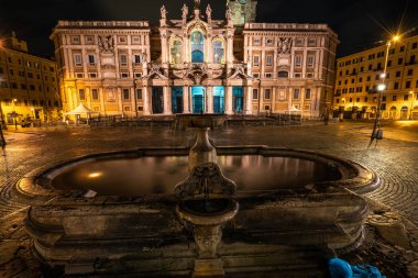 Roma, İtalya 'da yıldızların altında parlayan Capitoline Müzesini gösteren nefes kesici bir gece görüntüsü..