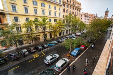 Roma 'da canlı binalar ve sonbahar yaprakları sergilenen, seyahat ve şehir fotoğrafçılığı için mükemmel olan pitoresk bir caddeyi keşfedin..