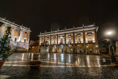 Capitoline Müzesi 'nin göz kamaştırıcı manzarası gece aydınlandı, Roma' nın zengin tarihi ve mimarisini gözler önüne serdi..