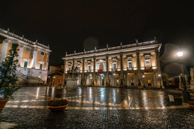 Roma 'da gece aydınlanan güzel Capitoline Müzelerini keşfedin. Sanat ve mimarinin mükemmel bir karışımı olan bu tarihi mekan ziyaretçileri büyülüyor..