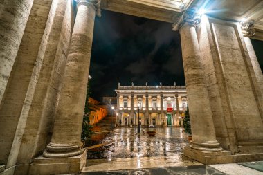 Gece Roma 'nın cazibesini tecrübe edin, zarif mimariyi sergileyin ve ıslak kaldırım taşlarının dingin atmosferini..