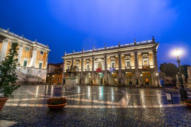 Capitoline Müzesi 'nin çarpıcı manzarası alacakaranlıkta parlıyor, Roma' nın tarihi cazibesini ve mimari güzelliğini sergiliyor..