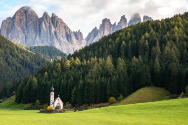 Santa Maddalena 'nın cennet gibi güzelliğini yakalayın. Görkemli Alpler ve yemyeşil güzelliklerle çevrili büyüleyici bir kilise..