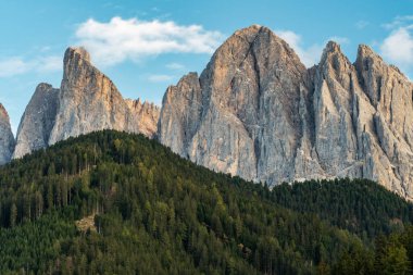 Santa Maddalena 'nın nefes kesici manzarası canlı yeşilliklerle çevrili, İtalyan Alplerinin güzelliğini gözler önüne seriyor..