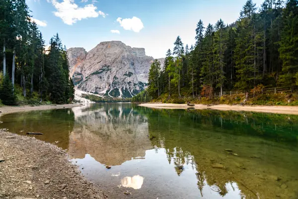 Göz kamaştırıcı dağ yansımalarının berrak sularla buluştuğu Lago di Braies 'in sakinliğini hissedin. Doğa aşıkları ve gezginleri için ideal..
