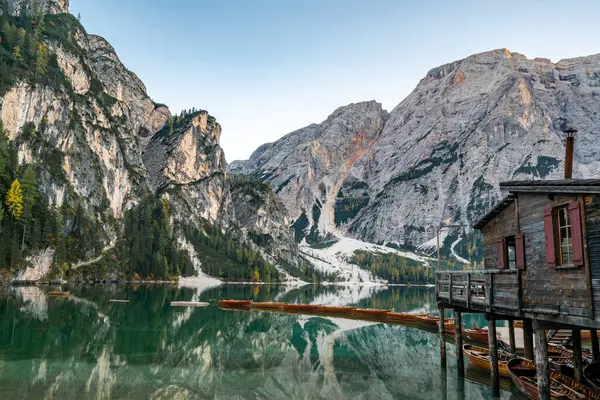 İtalyan Dolomitleri 'nin ziyaret etmesi gereken Lago di Braies' deki dağların ve teknelerin nefes kesici yansımalarını yakalayın..