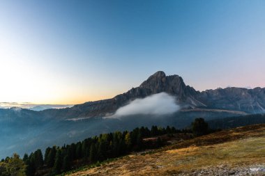 Gün doğumunda Alpler 'in nefes kesici güzelliğini deneyimlemek görkemli tepeler ve sakin manzaralar sergilemek..
