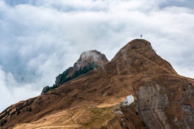 Pilatus Dağı 'nın nefes kesici sonbahar manzarası, göz kamaştırıcı dağ manzaraları arasında dingin bir kilise sergileniyor..