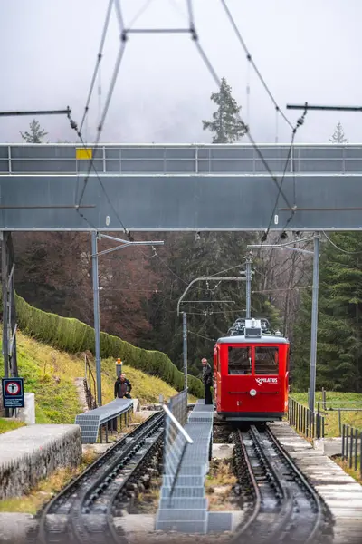 İsviçre 'deki Pilatus Dağı' nda sonbaharın nefes kesici güzelliğini bu çarpıcı tren sahnesiyle yaşayın..