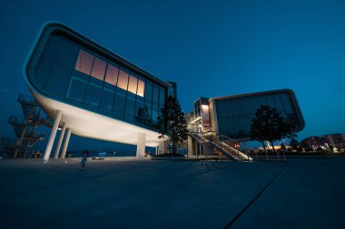 Santander, İspanya 'da gece aydınlatılmış çarpıcı modern mimari tasarım. Cam ve doğanın mükemmel bir karışımı..