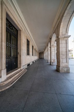 Santander, İspanya 'nın büyüleyici mimarisini keşfedin, ziyaretçileri gizli taşları keşfetmeye davet eden huzurlu ve zarif bir kemer yolu.