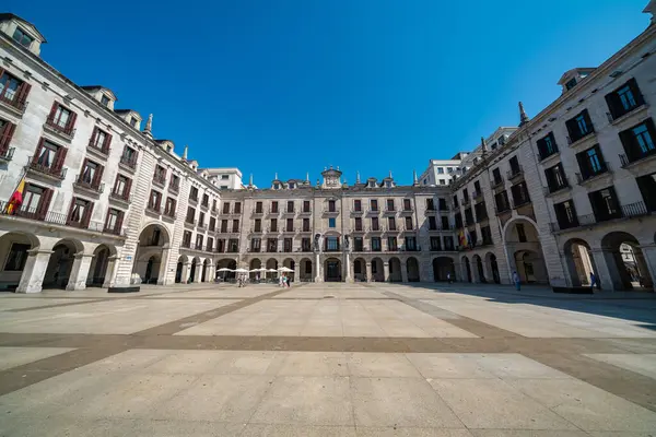 İspanya 'nın Santander kentindeki tarihi bir meydanın mimarisini keşfetmek, açık bir günde güneş ışığıyla yıkanmak..