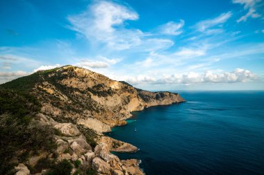 Bu çarpıcı kıyı manzarasıyla İbiza 'nın nefes kesici güzelliğini yaşayın. Canlı turkuaz sulara karşı dramatik uçurumlar sergiliyor..