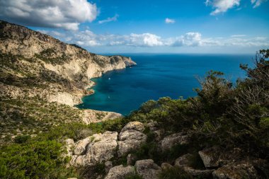 Ibiza 'nın çarpıcı sahil şeridini keşfedin, kayalık kayalıklar ve sakin mavi sular.