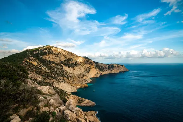 Bu çarpıcı kıyı manzarasıyla İbiza 'nın nefes kesici güzelliğini yaşayın. Canlı turkuaz sulara karşı dramatik uçurumlar sergiliyor..