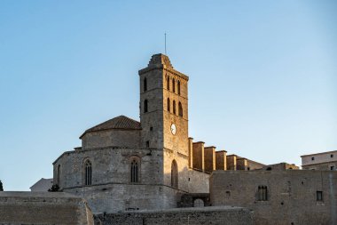 İbiza 'daki tarihi bir kilise kulesinin güzel bir görüntüsü, berrak gökyüzüne karşı çarpıcı mimariyi yakalıyor..