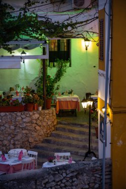 Ibiza 'da canlı bitkiler ve yumuşak ışıklandırmayla süslenmiş, romantik bir akşam için mükemmel bir restoran keşfet..