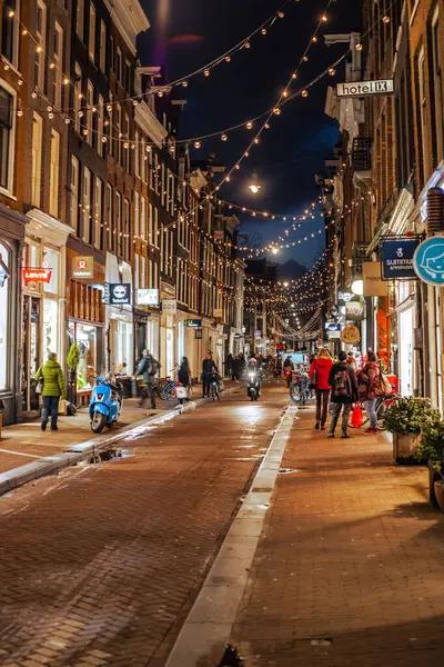 Parıldayan ışıklar ve hareketli aktivitelerle süslenmiş Amsterdam sokaklarının büyüleyici atmosferini tecrübe edin..