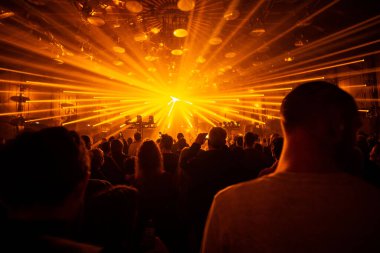 Amsterdam gece hayatının enerjisini bu büyüleyici konser fotoğrafıyla yaşayın. Çarpıcı ışık ışınları ve nişanlı bir seyirci..