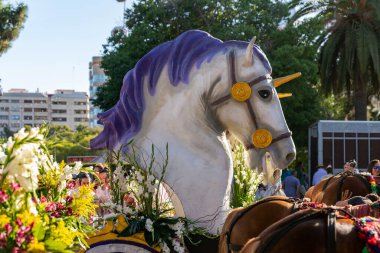 Valencia 'daki Çiçek Savaşı' nın canlı atmosferini yakalayın, süslü bir şamandıra ve coşkulu katılımcılar sergileyin. Duyular için bir ziyafet..
